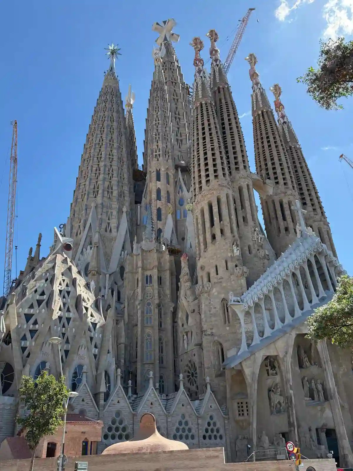 Sagrada Família in Barcelona vor blauem Himmel.