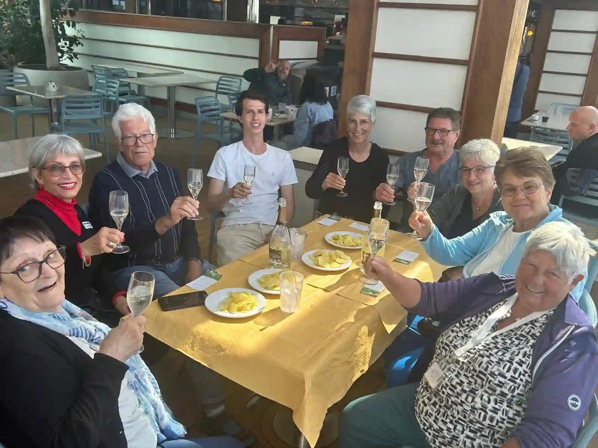 Reisegruppe beim gemeinsamen Apéroan Bord des Kreuzfahrtschiffs.