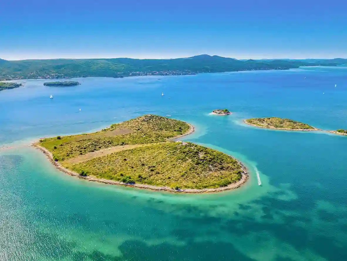 galesnjak-kroatische-insel-in-perfekter-herzform