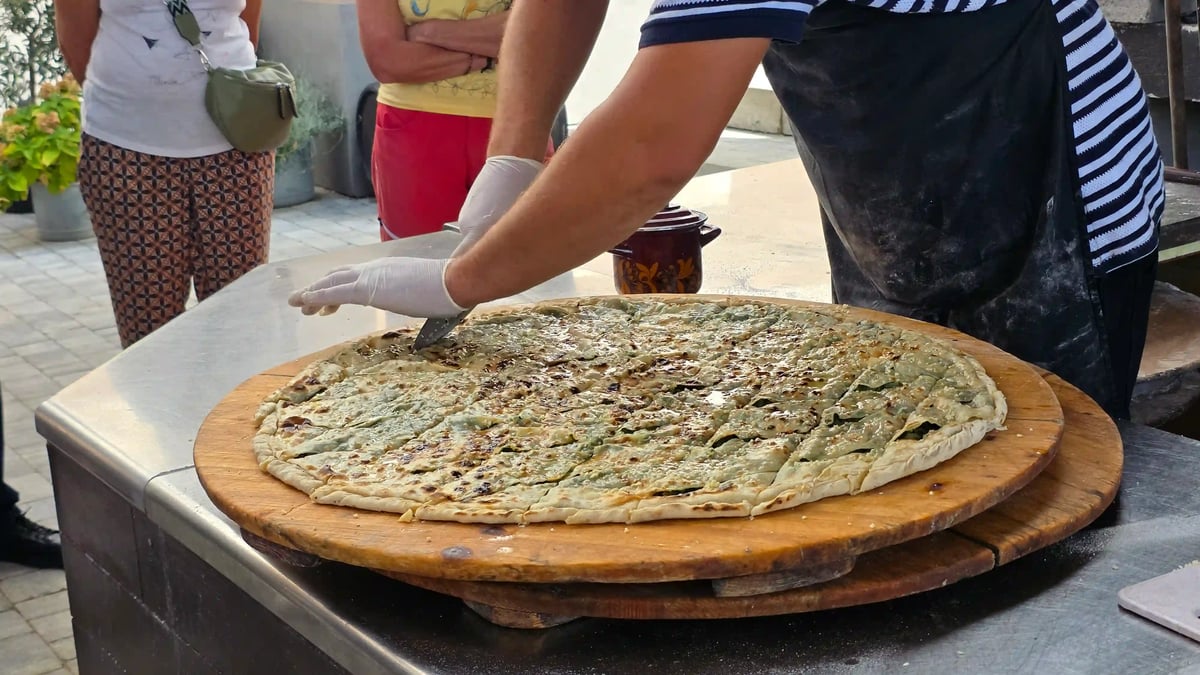 Préparation d’un soparnik, spécialité dalmate traditionnelle à base de blettes