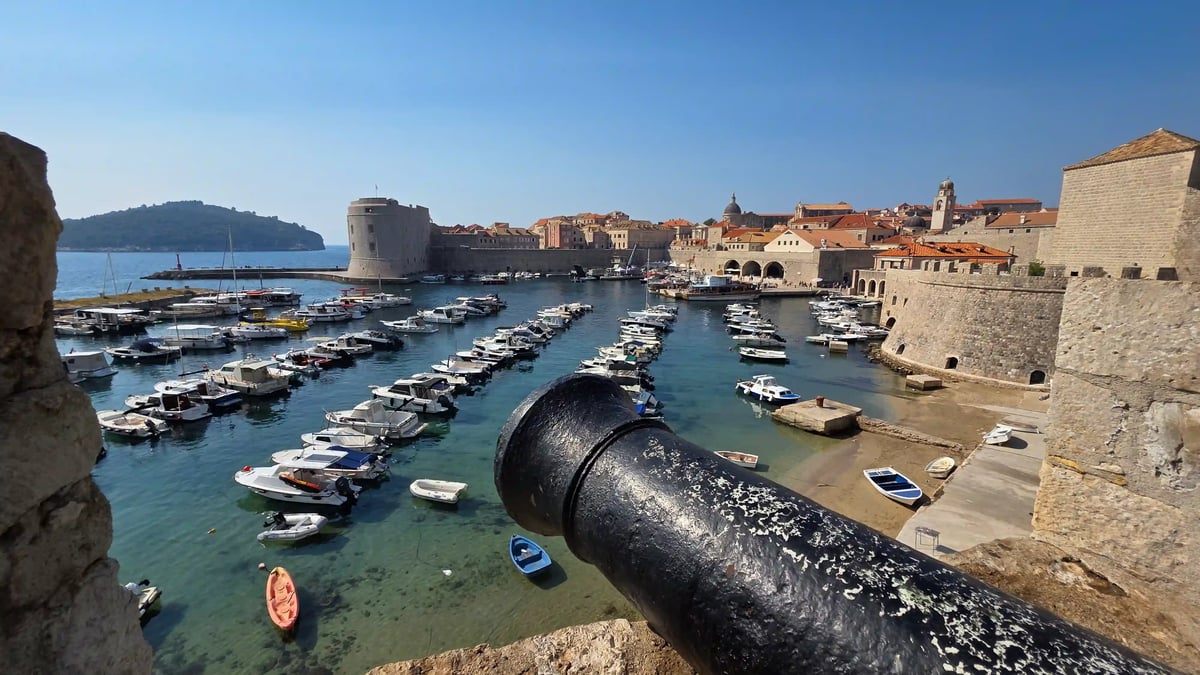 Vue depuis le pont du yacht Barbara sur la mer Adriatique et la côte dalmate
