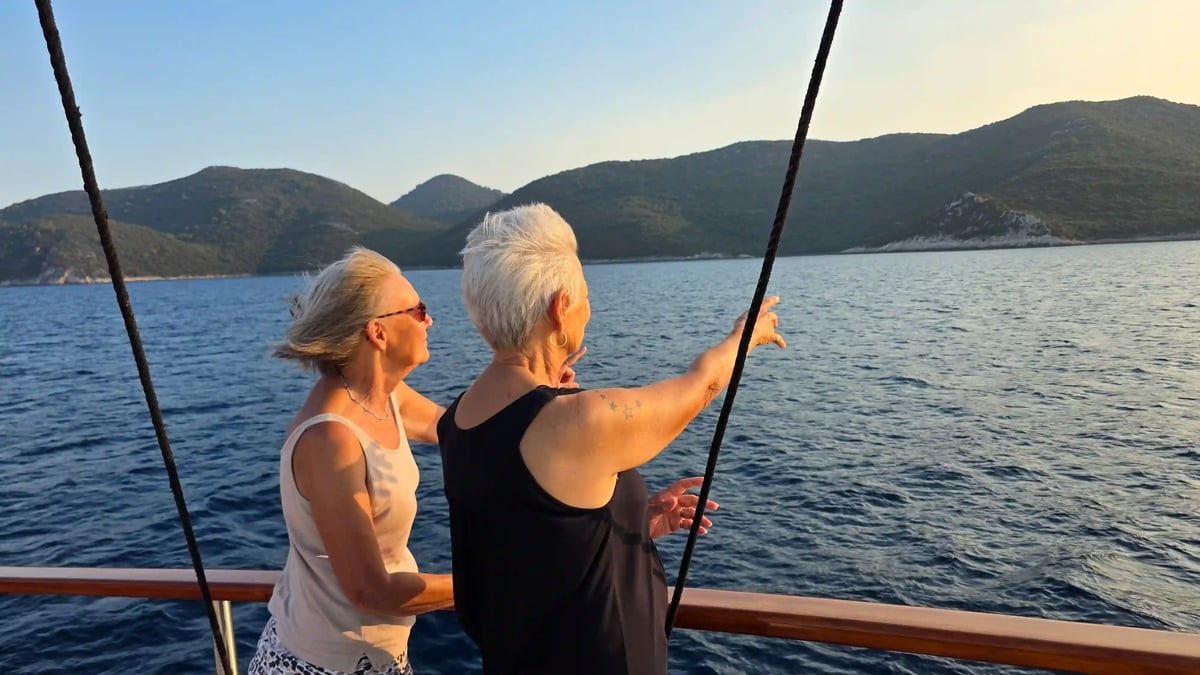Deux voyageuses admirent le paysage depuis le pont du yacht Barbara, au large de la côte croate