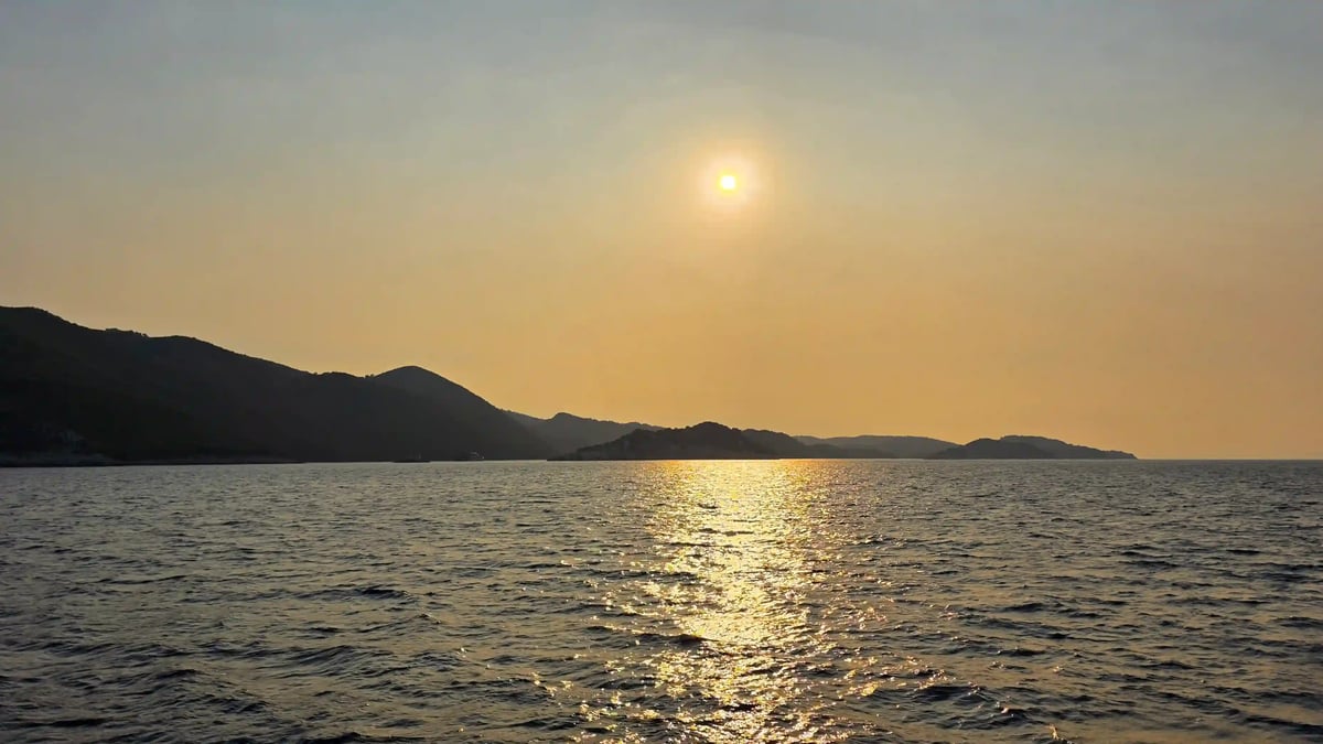 Le soleil doré illumine la mer Adriatique et les montagnes de la côte dalmate