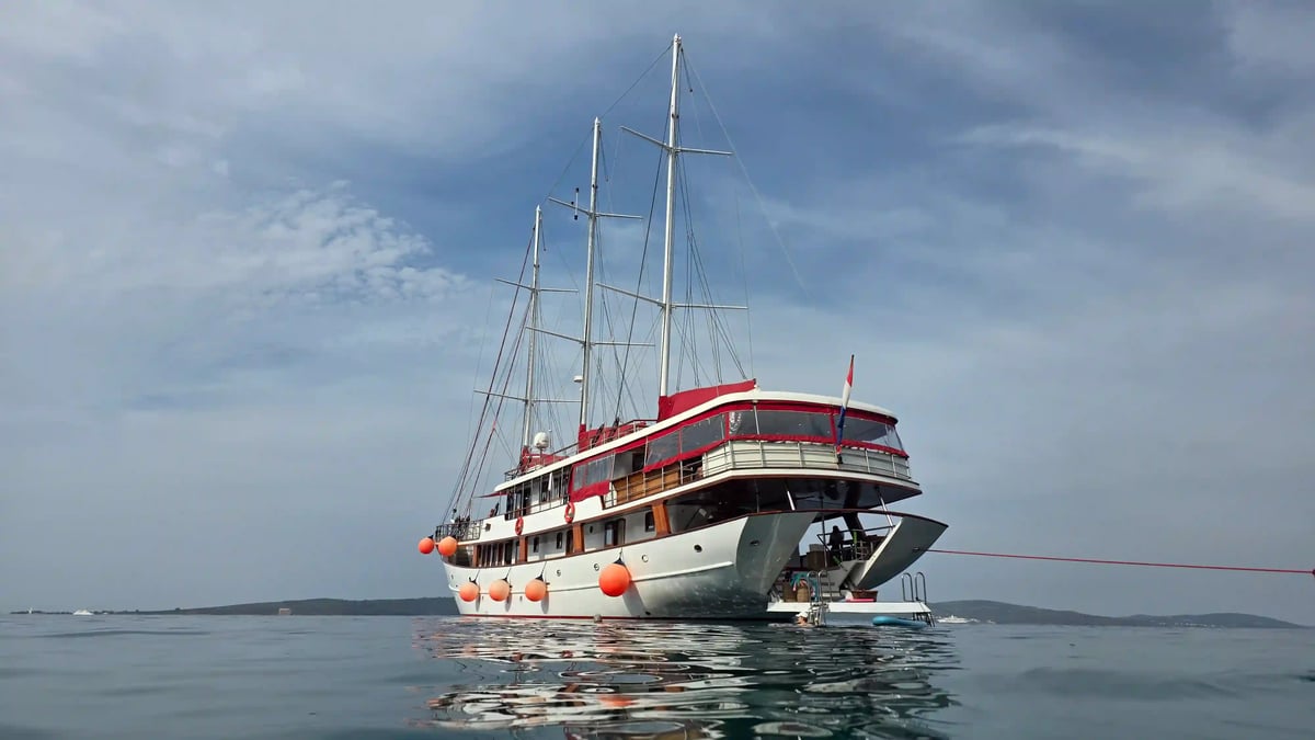 Le yacht Barbara navigue sur la mer Adriatique sous un ciel nuageux