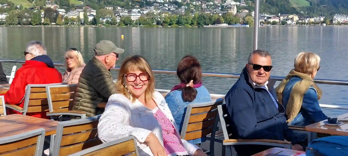 Une croisière relaxante sur le lac, entouré de magnifiques paysages alpins