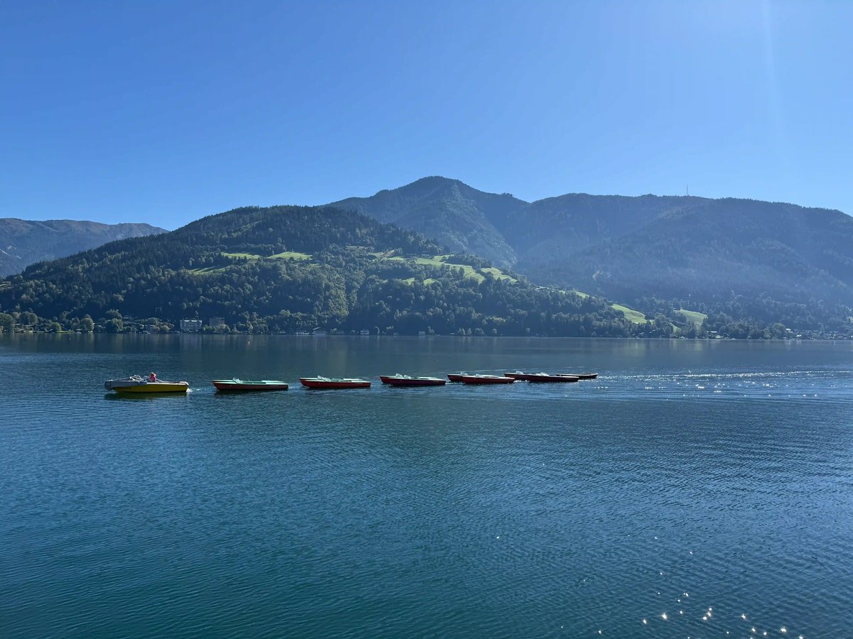 Un magnifique lac niché au cœur des montagnes autrichiennes