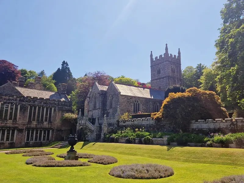 Historisches Kloster oder Kirche mit Turm, Garten und gepflegter Grünanlage