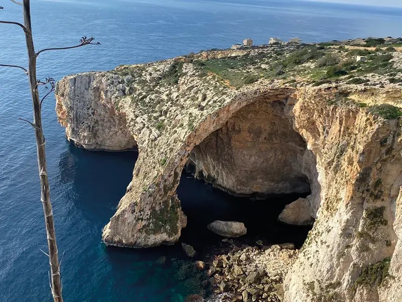 Felsige Küste mit natürlichem Felsbogen über dem Meer und steilen Klippen