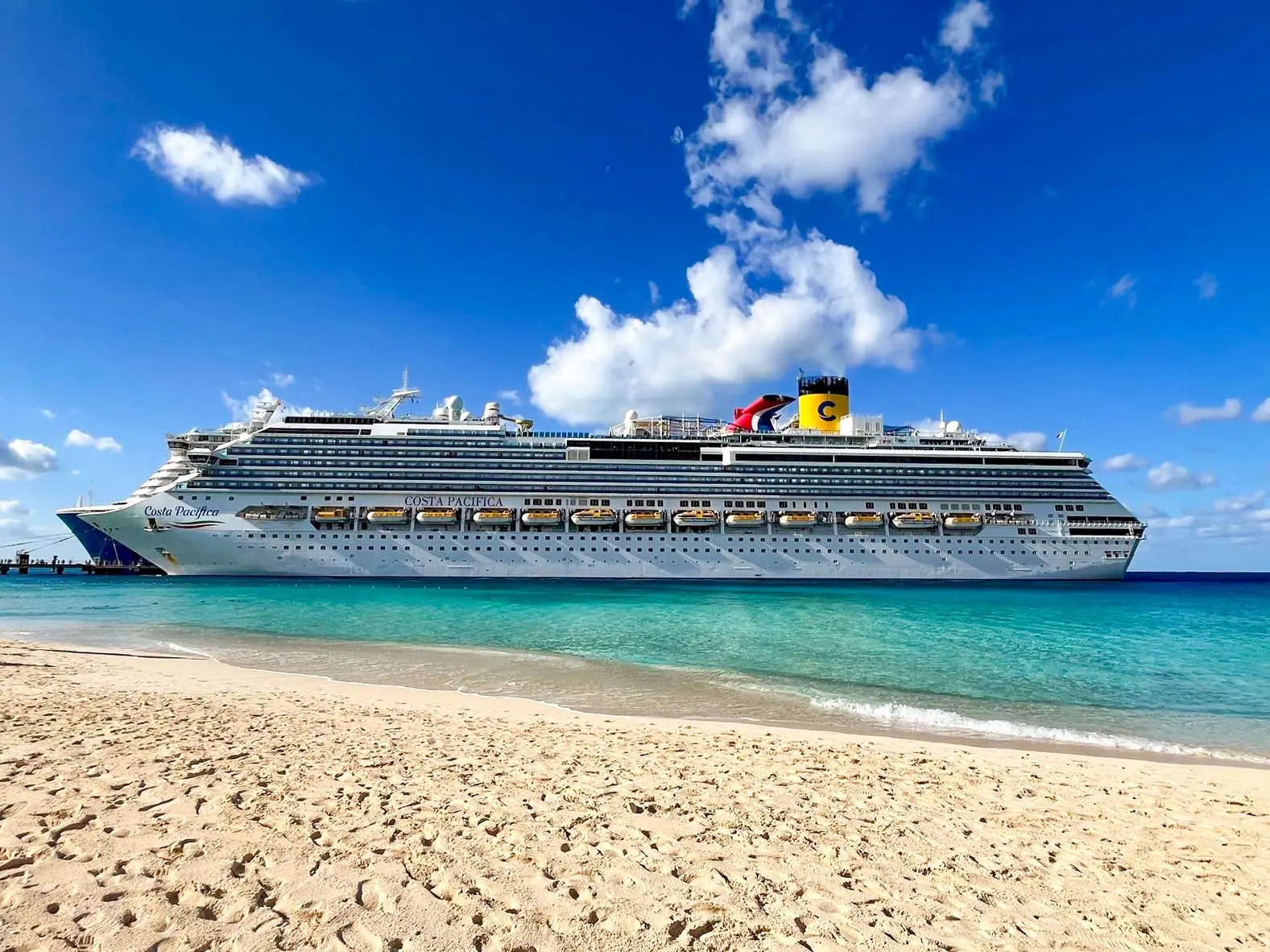 rb-karibik-kreuzfahrt-feb26-schiff-bis-an-den-strand