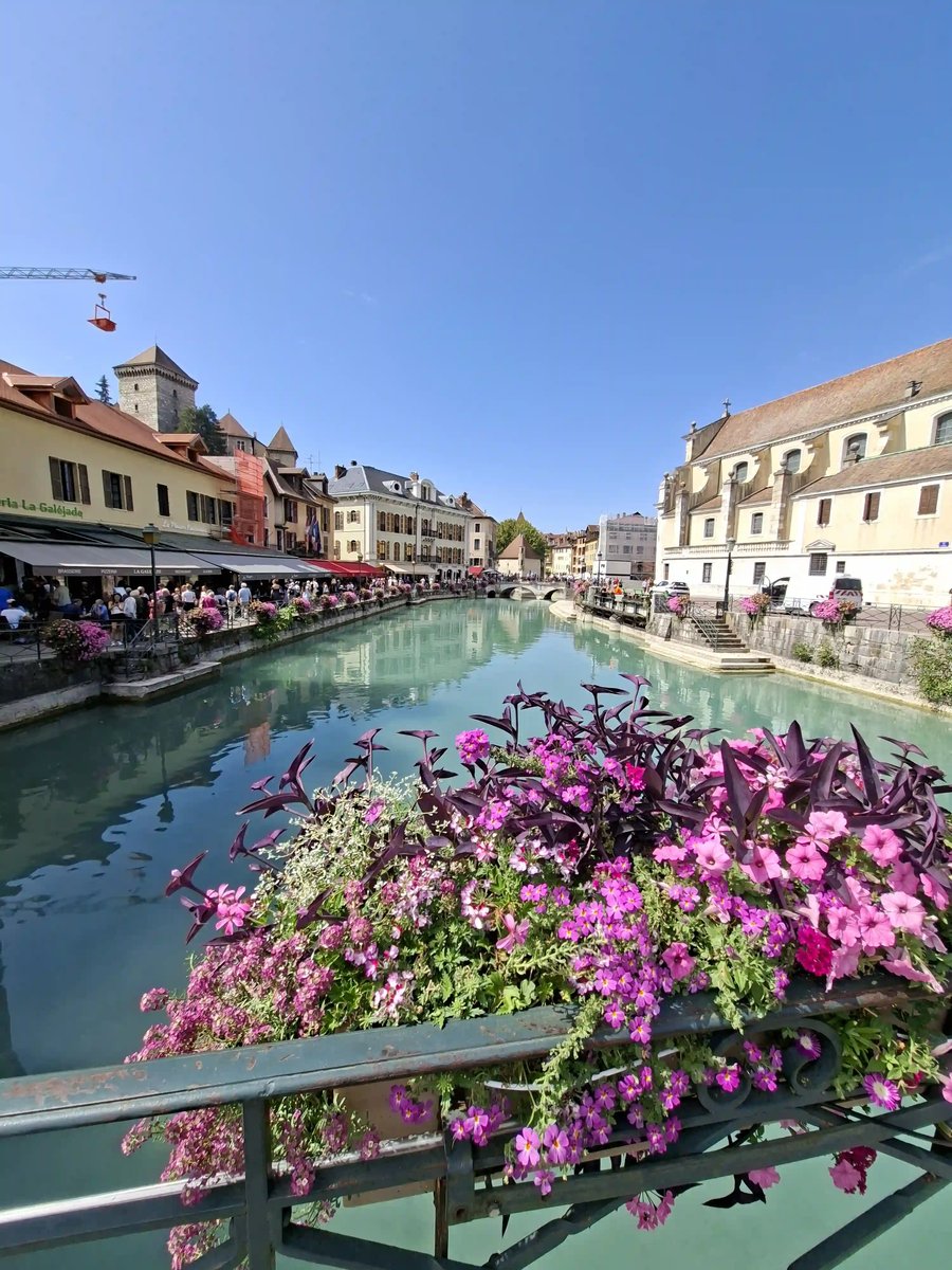 Altstadt von Annecy mit dem Fluss Thiou, historischen Häusern und Blumenschmuck