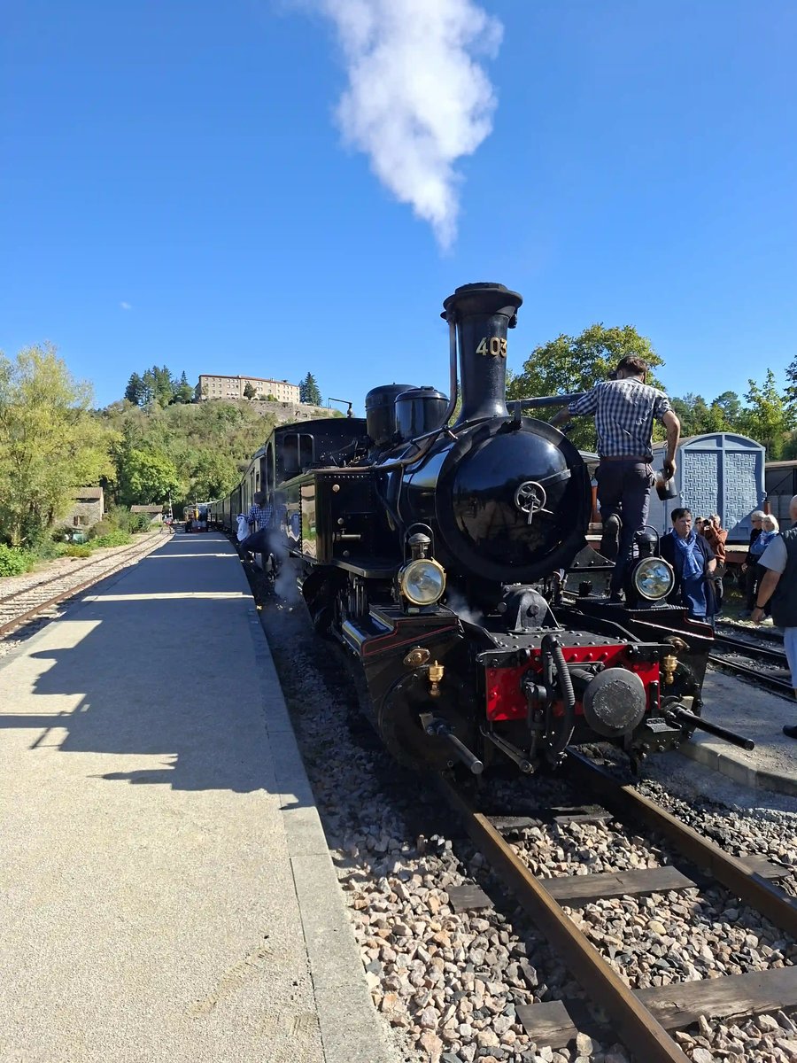 Historische Dampflokomotive des Train de l’Ardèche am Bahnhof Lamastre