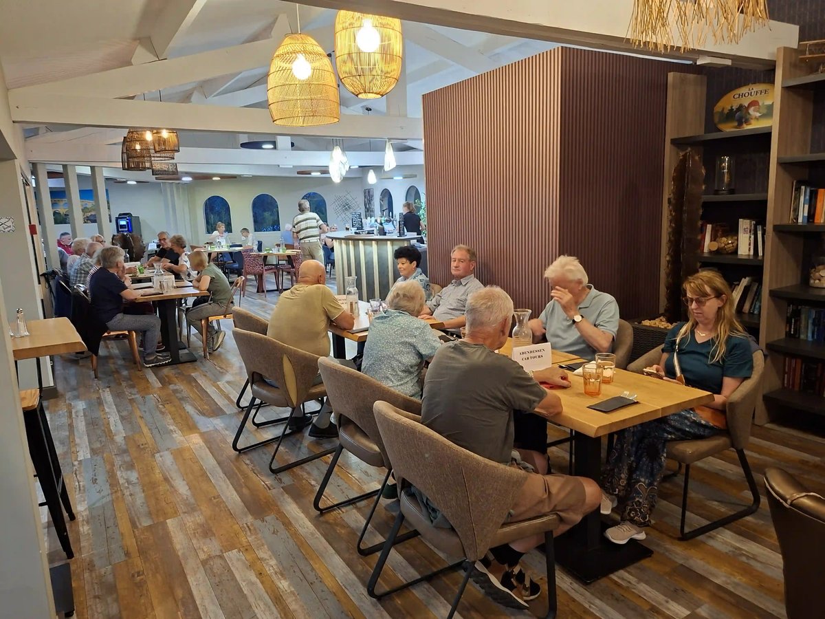 Reisegruppe beim gemeinsamen Abendessen in einem gemütlichen Restaurant.