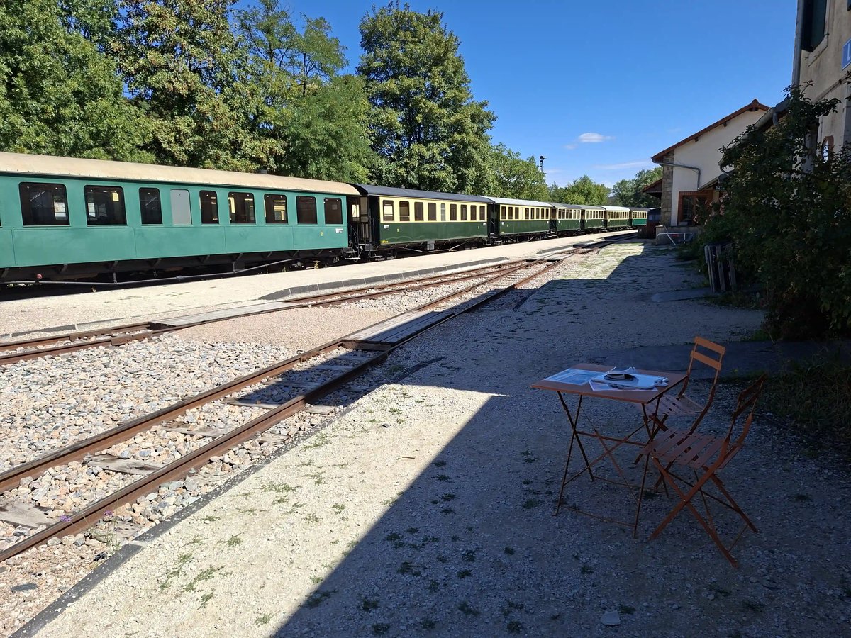 Historische Personenwagen des Train de l’Ardèche am Bahnhof Saint-Jean de Muzols
