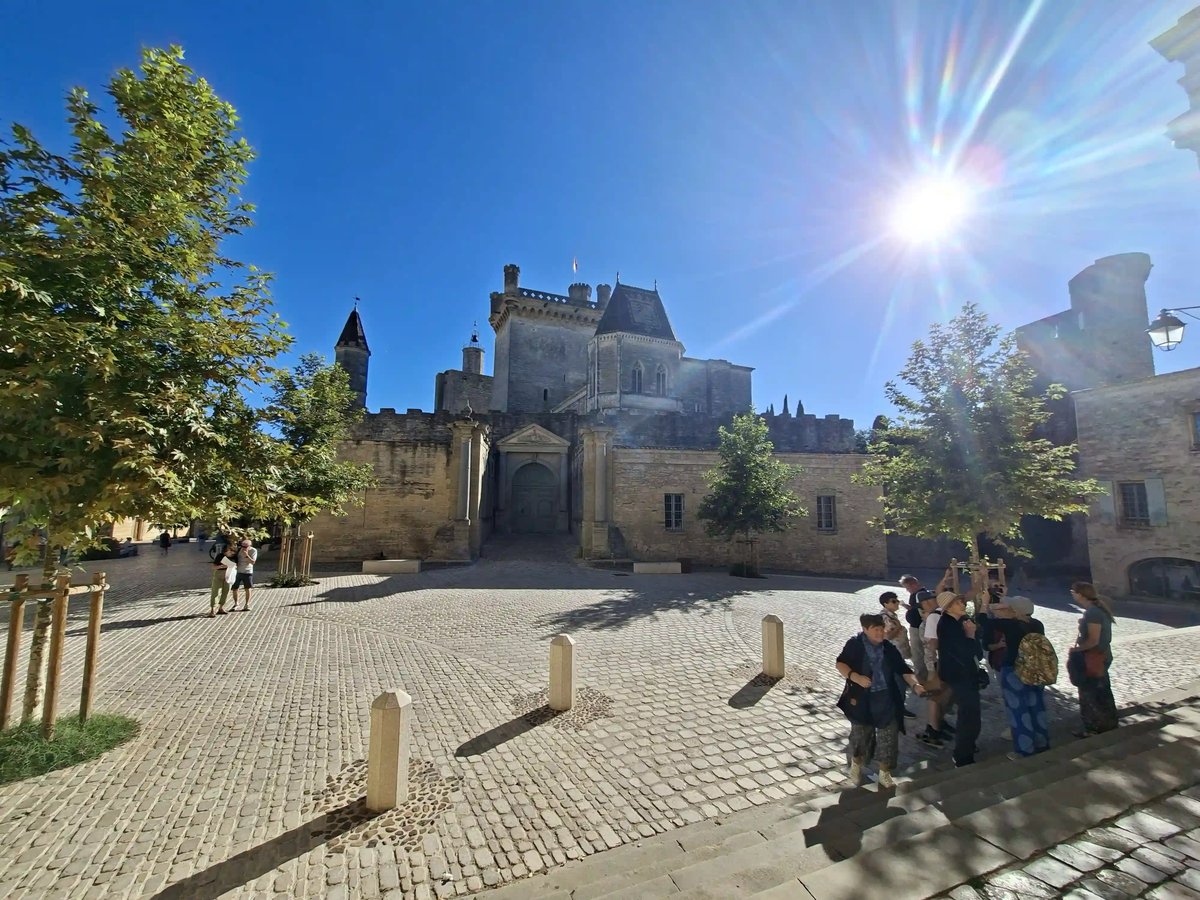Innenhof des Château du Duché in Uzès bei strahlendem Sonnenschein