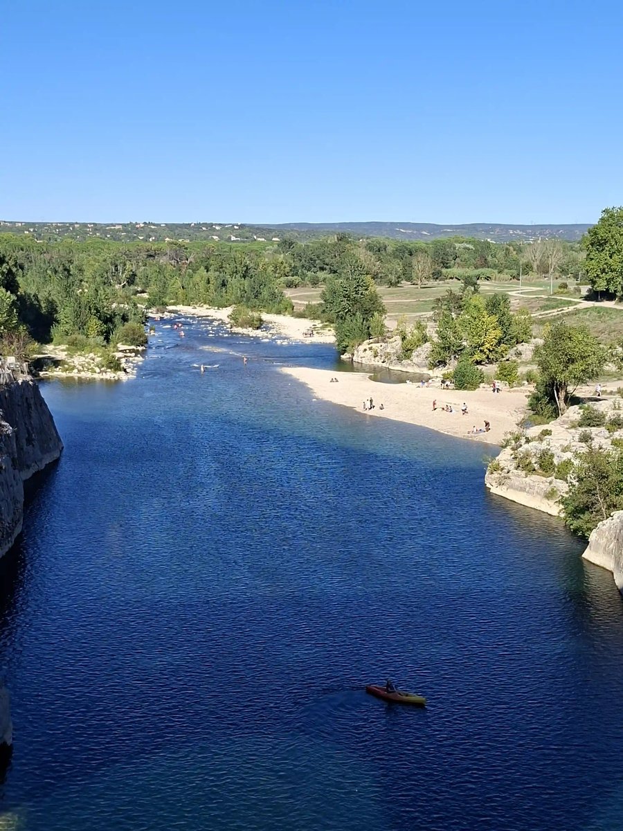 Blick auf den Gardon mit Kiesstrand und Kajak in der Provence