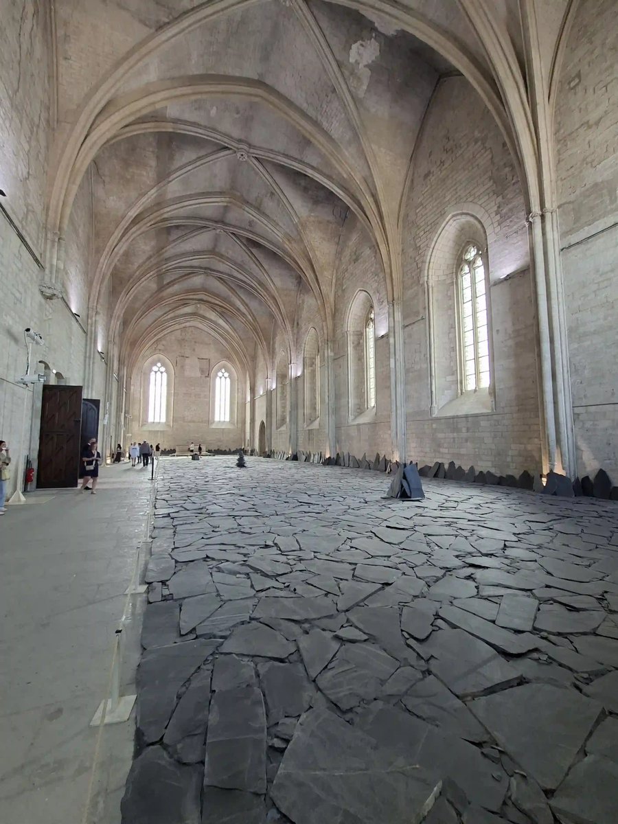 Gotischer Innenraum des Papstpalastes in Avignon mit Gewölbedecke und Steinboden