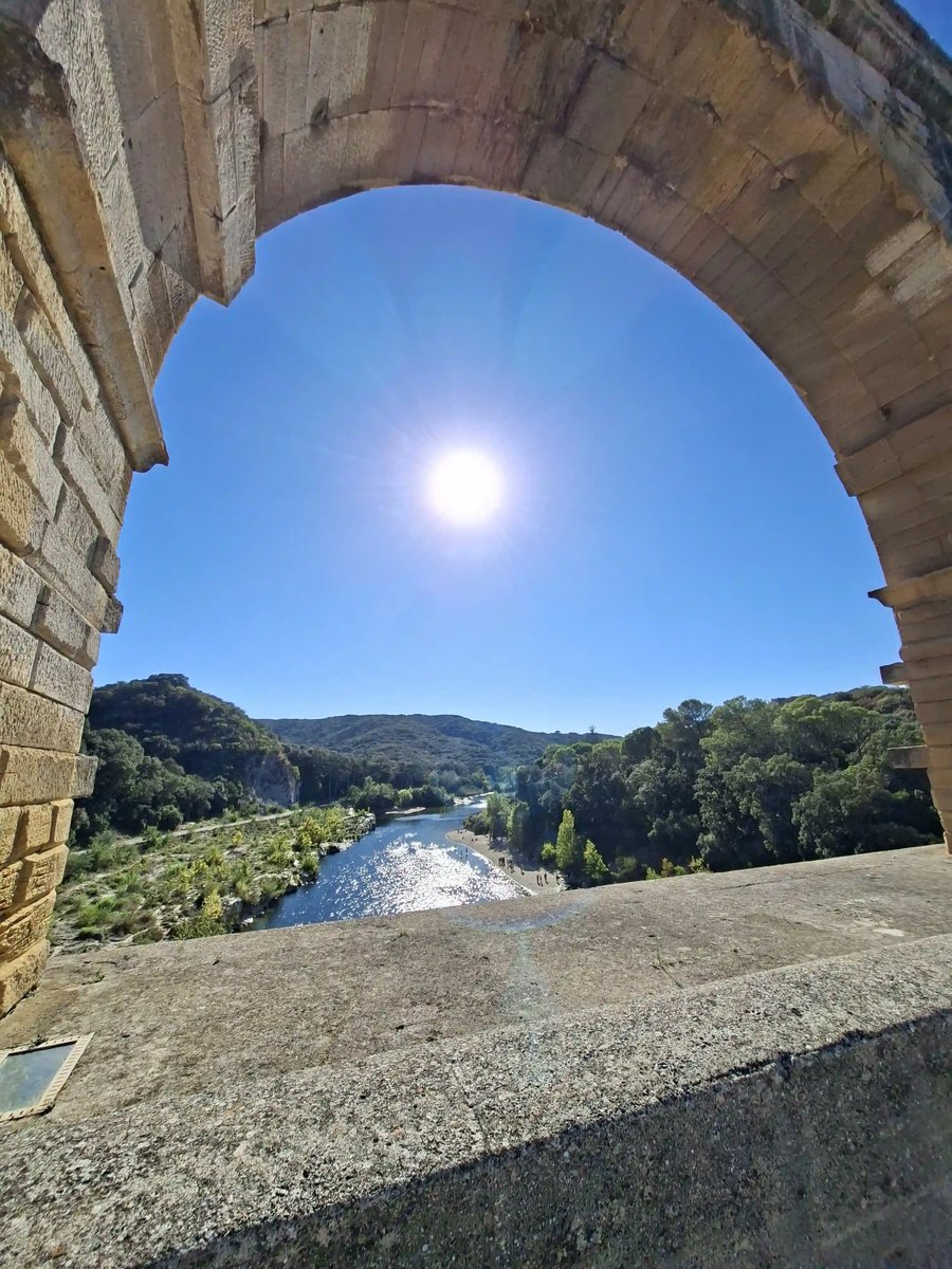 Blick durch einen Bogen des Pont du Gard auf den Fluss Gardon