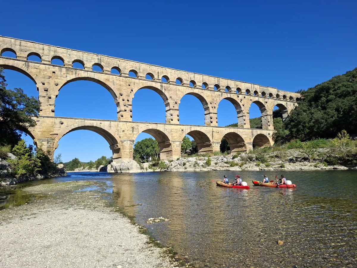 Pont du Gard über dem Gardon mit Kajakfahrern auf dem Fluss