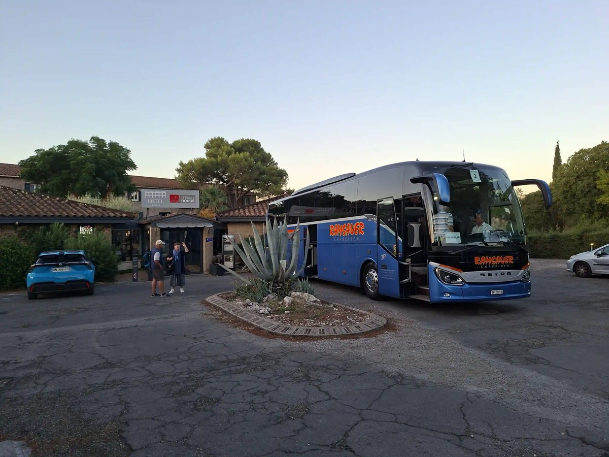 Reisebus vor dem Hotel während einer Rundreise durch die Provence.