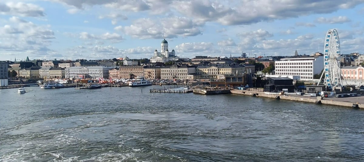 Blick über das Wasser auf Hafenanlagen und Gebäude in Stockholm
