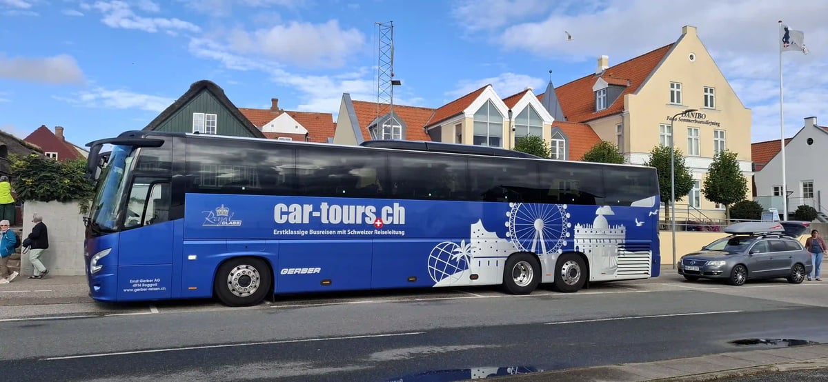 Royal Class Bus von car-tours.ch vor typisch dänischen Häusern