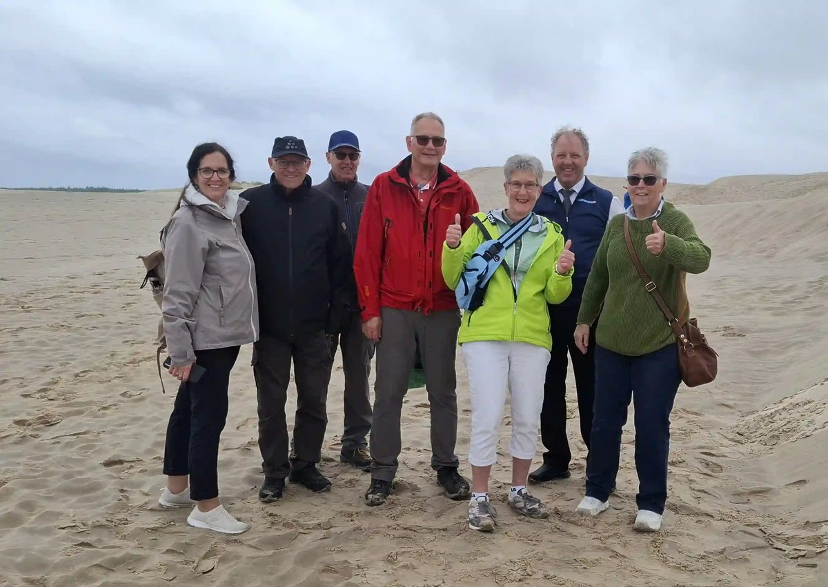 Reisegruppe in einer weitläufigen Dünenlandschaft in Dänemark