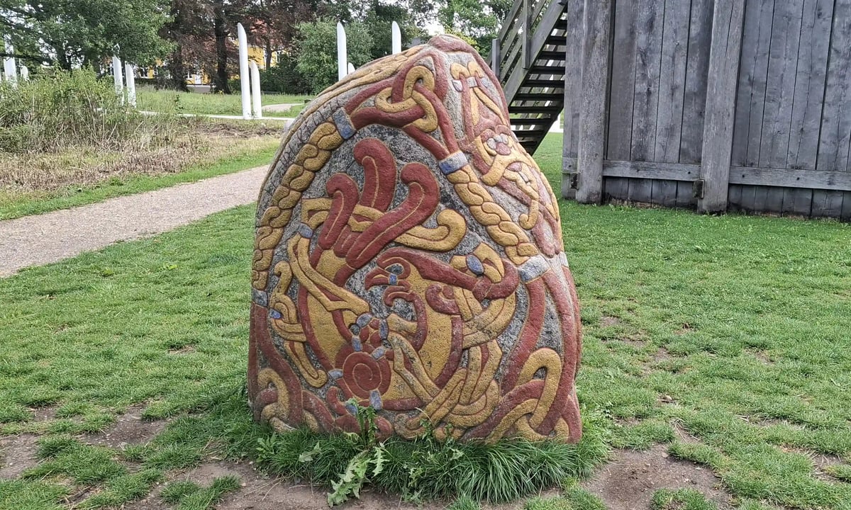 Farbiger Runenstein mit verschlungenen nordischen Motiven in Jelling