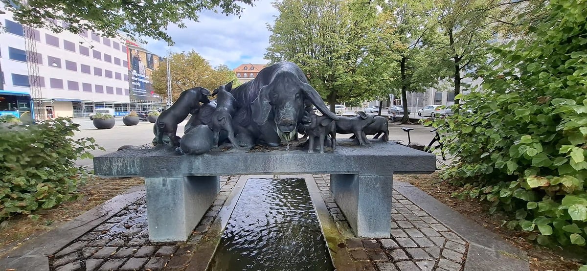 Bronzebrunnen mit einer Sau und mehreren Ferkeln auf dem Rathausplatz in Aarhus