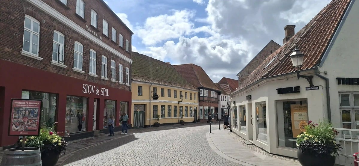 Historische Altstadt von Ribe mit Kopfsteinpflaster und farbigen Häusern