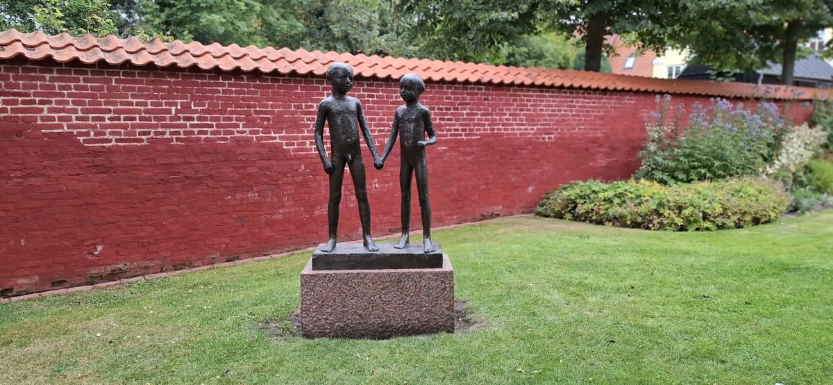 Bronzeskulptur mit einer Sau und mehreren Ferkeln auf einem Brunnen in Aarhus