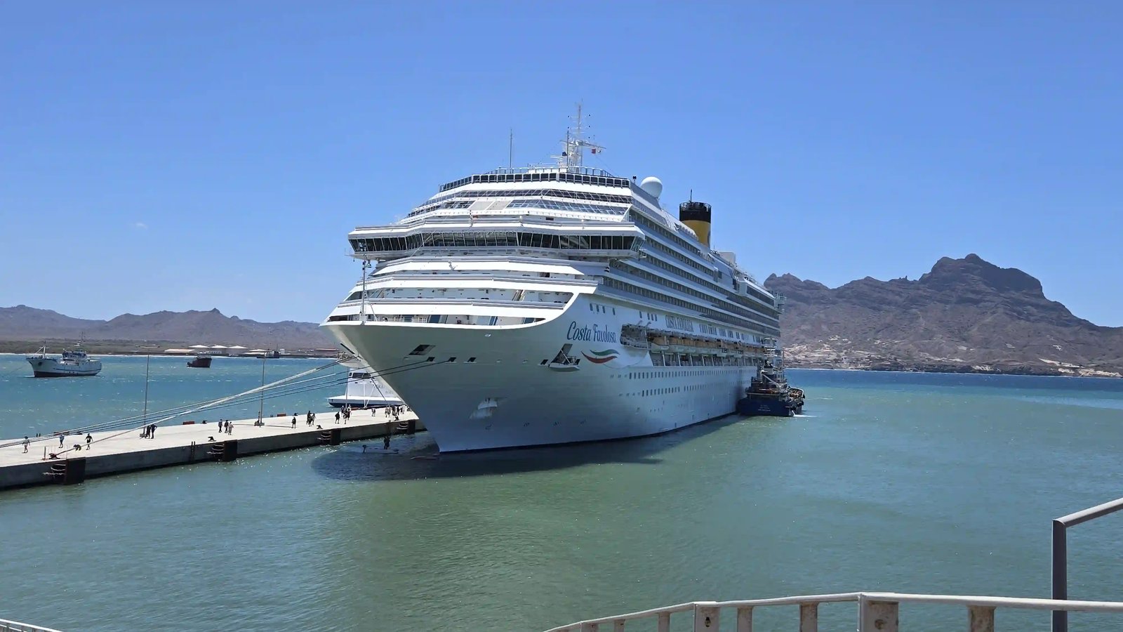 Kreuzfahrtschiff Costa Favolosa liegt bei strahlendem Sonnenschein im Hafen