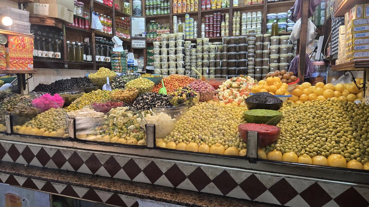 Marktstand in Tanger mit zahlreichen Oliven, eingelegtem Gemüse und Gewürzen