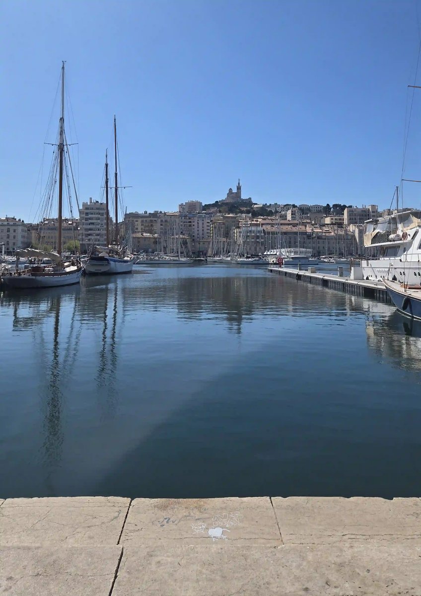 Blick über den Alten Hafen von Marseille zur Basilika Notre-Dame de la Garde