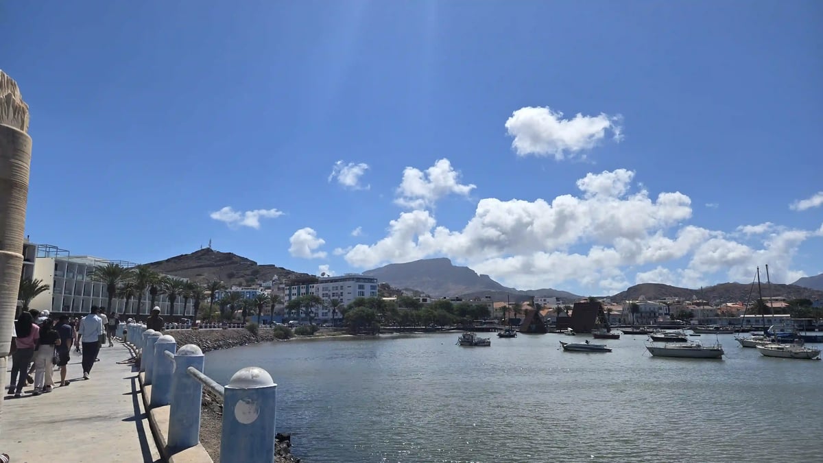 Hafenbucht von Mindelo mit Segelbooten und karger Berglandschaft im Hintergrund