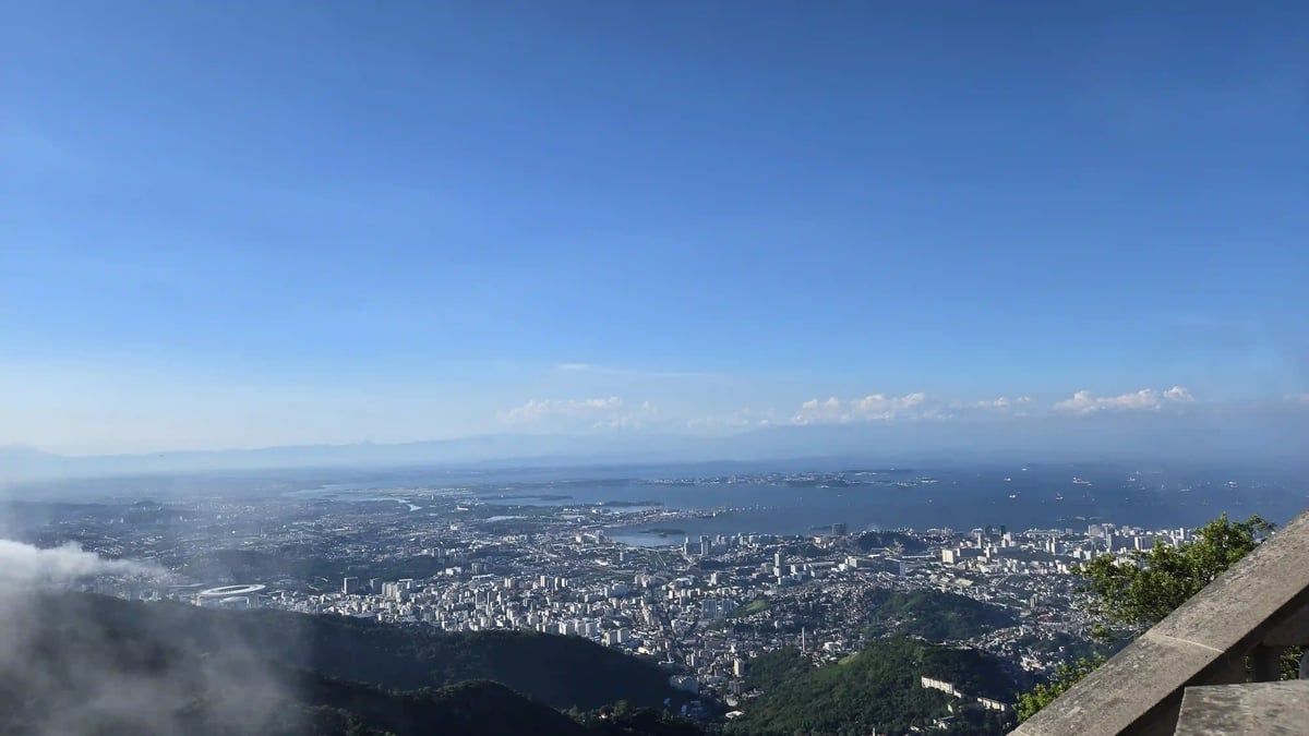 Panoramablick vom Corcovado über Rio de Janeiro, Berge, Stadt und Meer