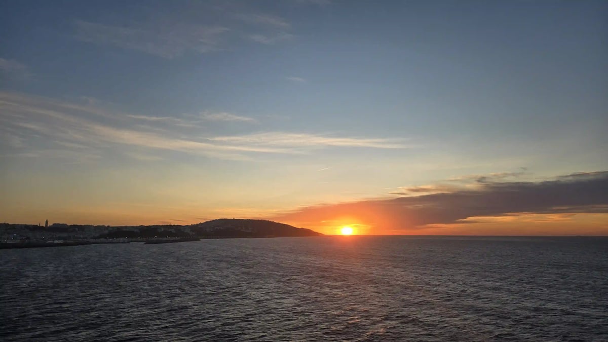 Sonnenuntergang über dem Meer mit orange leuchtendem Horizont