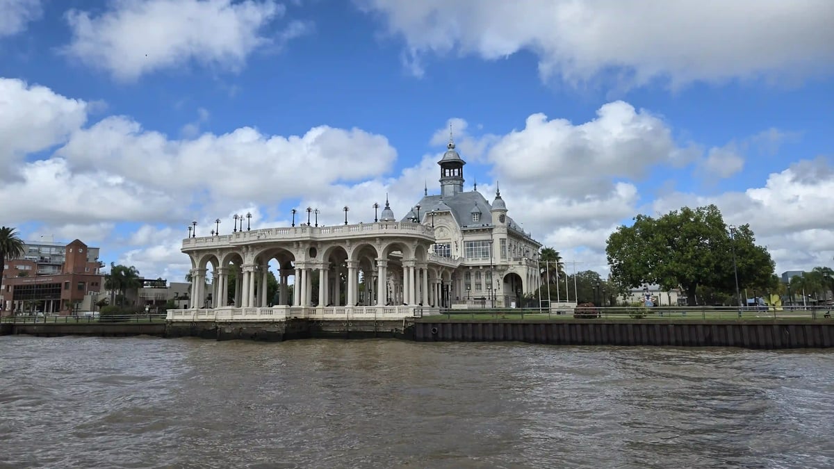 Tigre unter blauem Himmel und weissen Wolken