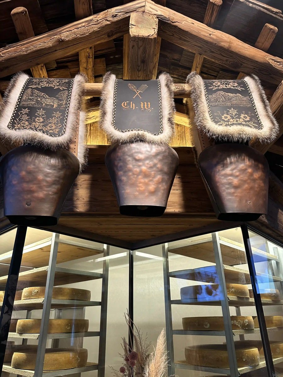 Traditionelle Kuhglocken mit kunstvoll verzierten Lederriemen sind ausgestellt.
