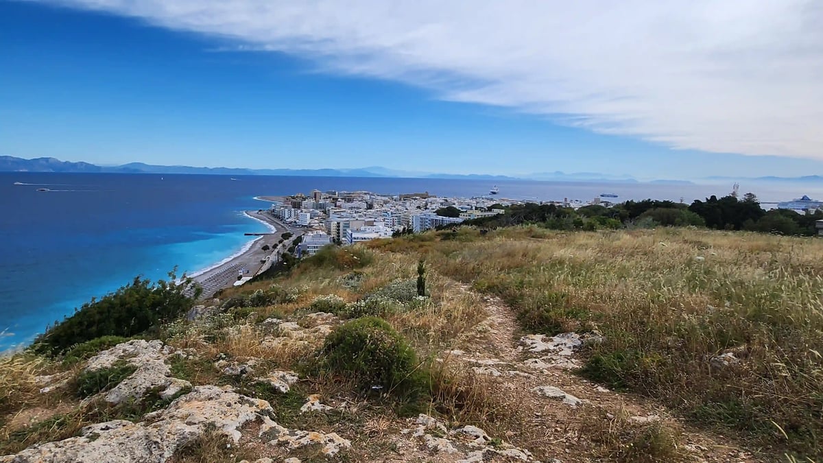 Panoramablick über Rhodos-Stadt und die Küste mit tiefblauem Meer.