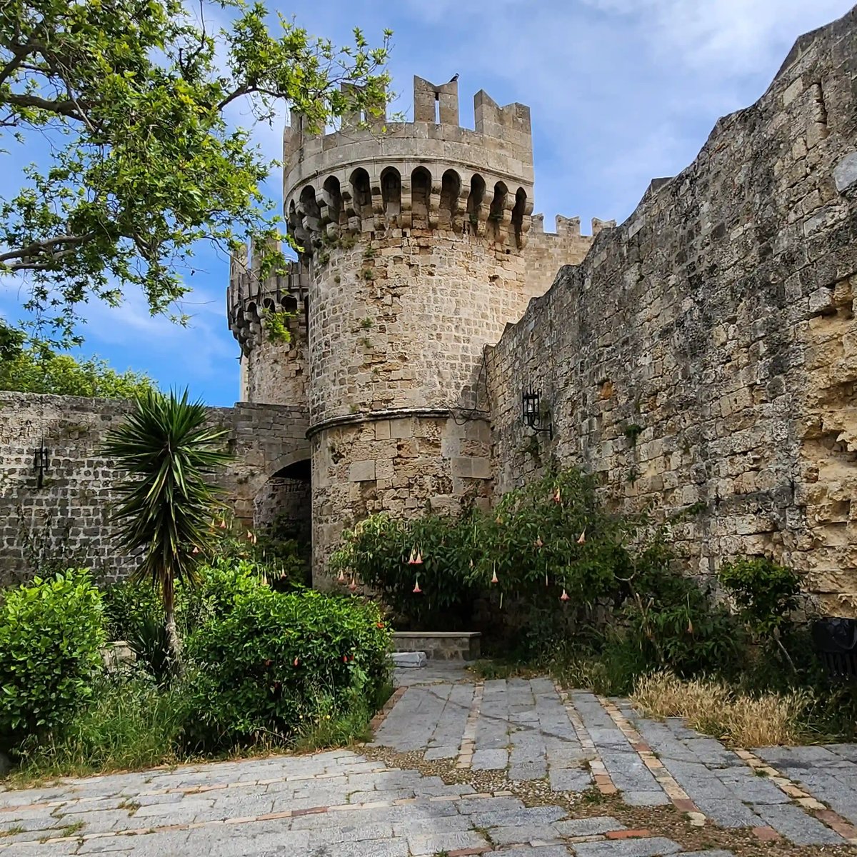 Mittelalterlicher Wehrturm und historische Stadtmauer in der Altstadt von Rhodos