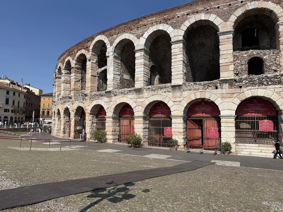 Arena di Verona mit ihren historischen Steinbögen bei blauem Himmel
