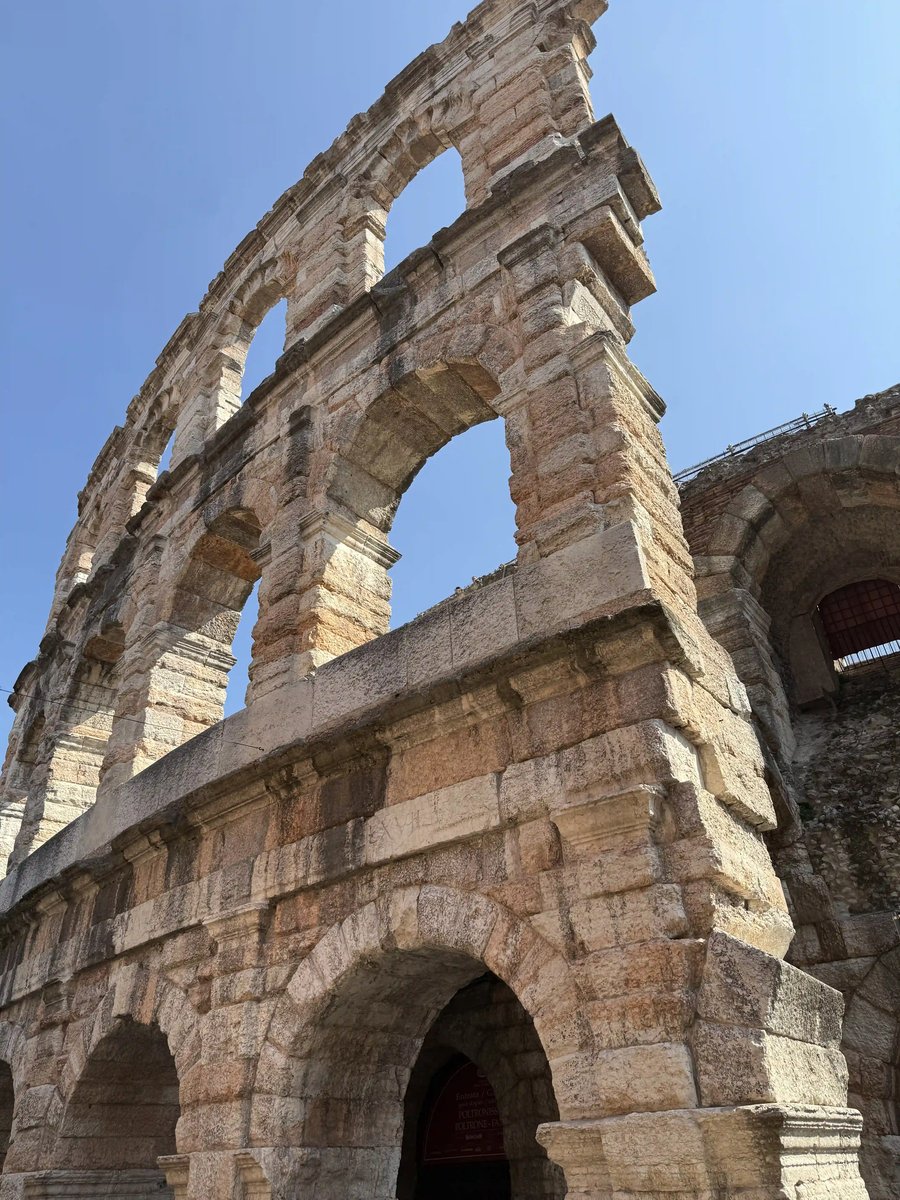 Historische Steinbögen der Arena di Verona aus der Nähe