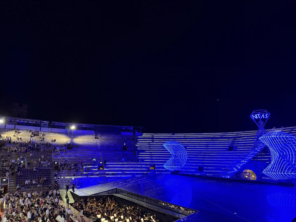 Innenraum der Arena di Verona vor einer abendlichen Opernaufführung