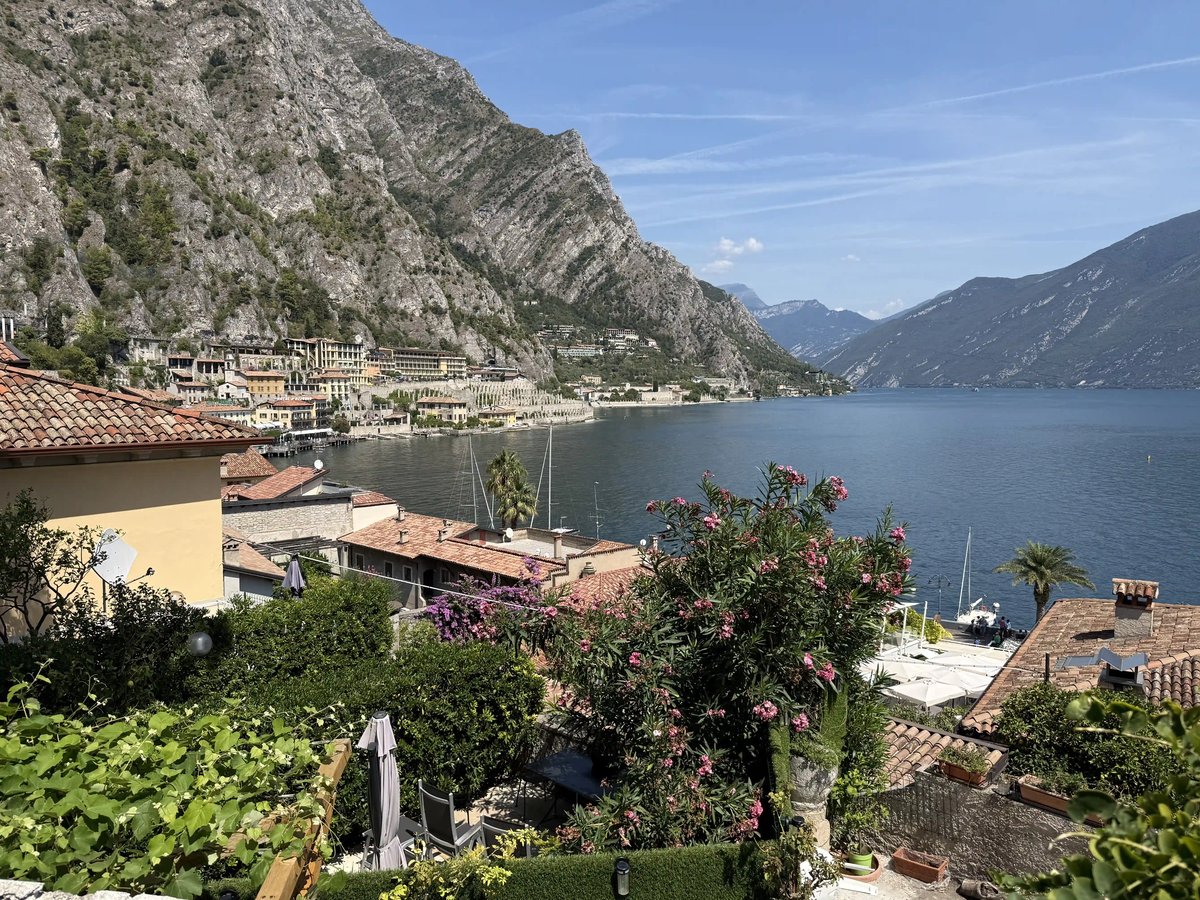 Limone sul Garda mit Uferpromenade und Bergen am Gardasee