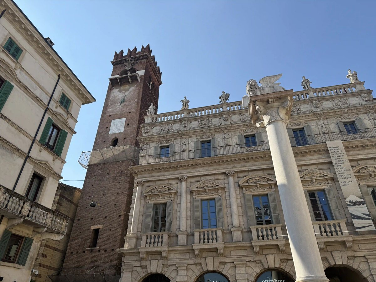Historische Gebäude und Torre dei Lamberti in der Altstadt von Verona