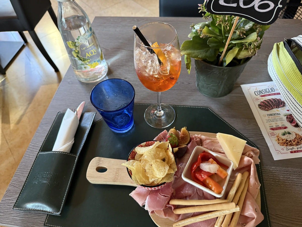 Italienische Apéroplatte mit Aufschnitt, Käse, Gemüse und Aperol Spritz