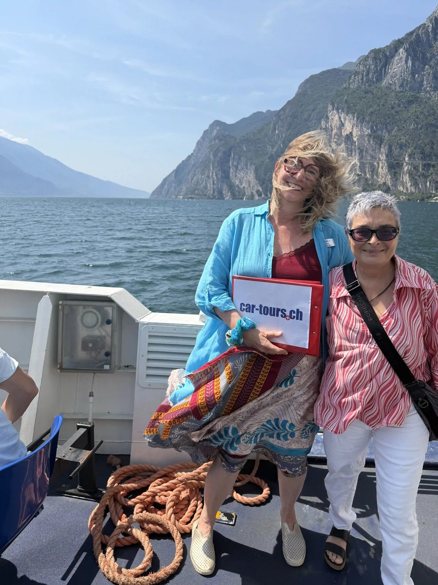 Reiseleiterin und Local Guide auf einem Schiff auf dem Gardasee