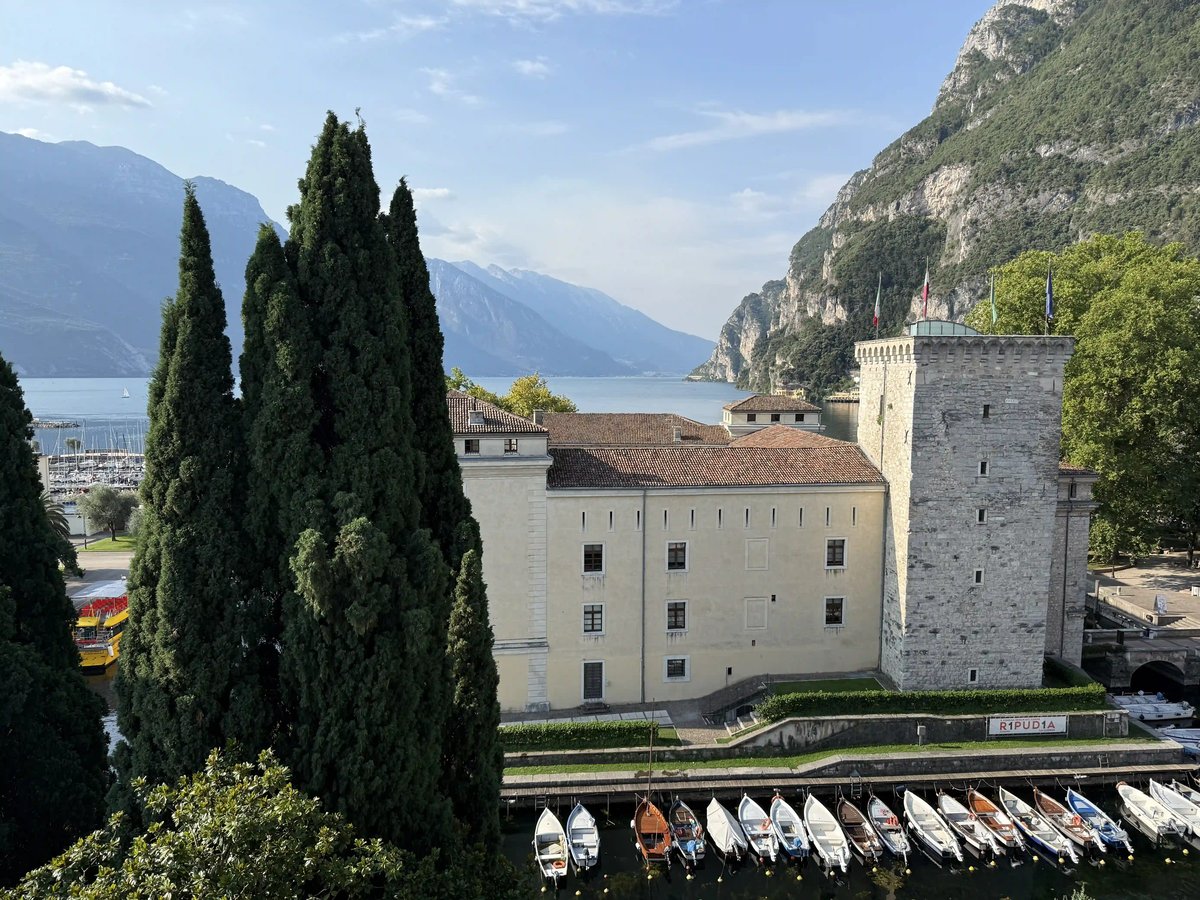 Blick auf die Festung Rocca di Riva und den Gardasee in Riva del Garda