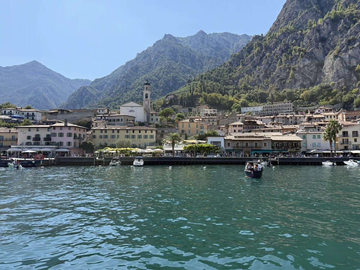 Limone sul Garda mit Uferpromenade und Bergen am Gardasee
