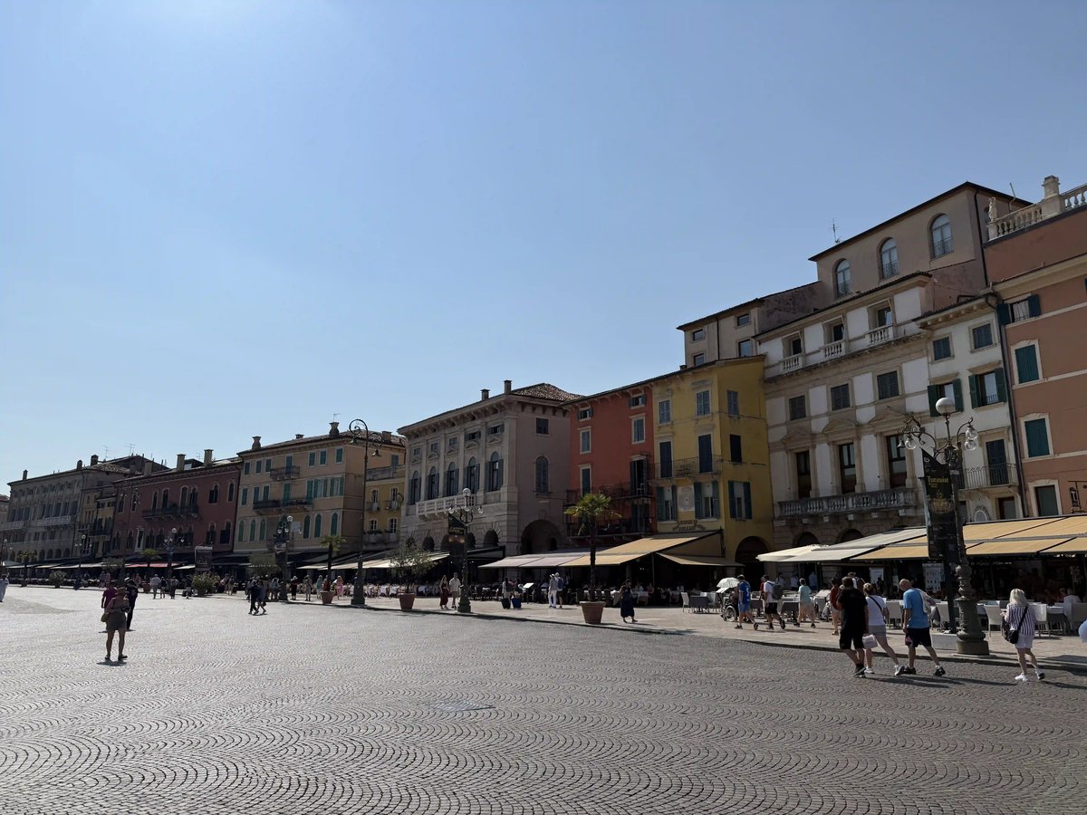 Piazza Bra in Verona mit historischen Häuserfassaden und Strassencafés
